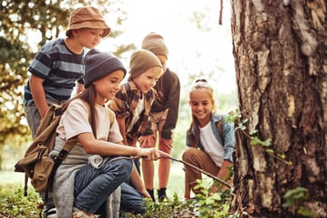 Kinder gemeinsam in der Natur