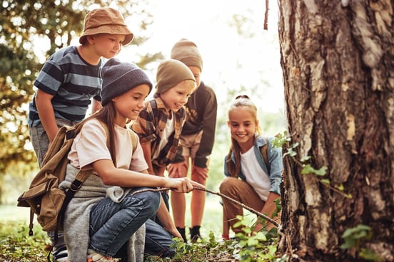 Kinder gemeinsam in der Natur
